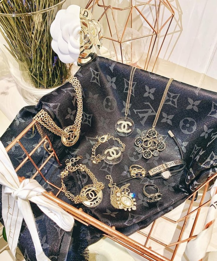 MelissaEleche's tweet photo. Happiest when I bought jewelry,
Because 3 chanel earrings and 3 chanel necklaces are missing 😅.....
I don't have enough jewelry to match my clothes https://t.co/B6Bomt13it