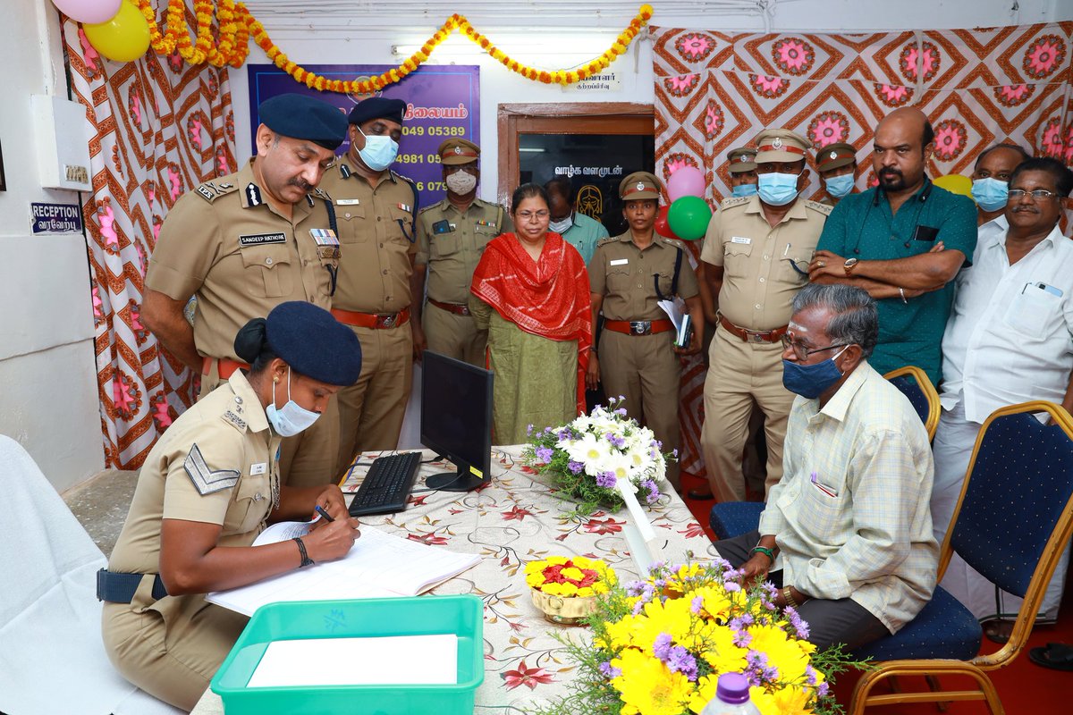 avadipolice's tweet photo. On the directions of Hon'ble CM of Tamil Nadu, COP, Avadi launched "Help Desk" first in the State in the Commissionerate on 02.04.22 &amp; advised police personnel to hear the grievances of the public, politely and ensure swift action.
@SandeepRRathore 
@tnpoliceoffl 
@avadipolice https://t.co/n0wPlY7pAq
