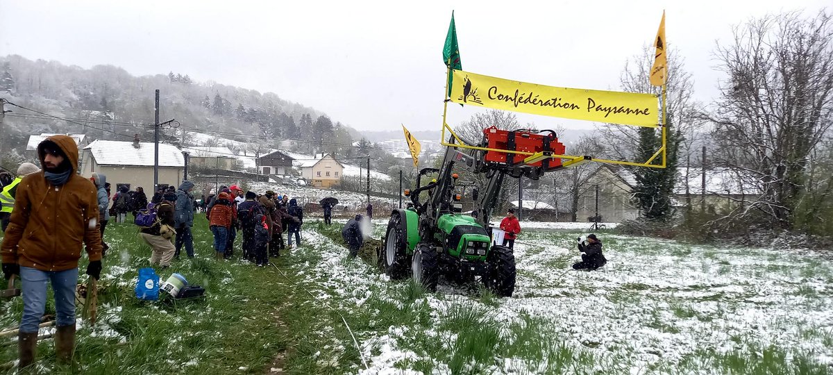 lessoulevements's tweet photo. Aux @JardinsVaites à Besançon 400 personnes sont en train de reprendre la terre et de la cultiver pour la protéger du bétonnage ! 

Amap-pirate, assemblée des jardins, visite du quartier et travaux agricoles, y en a pour tout les gouts, rejoignons les donc ! https://t.co/doDtC1hDTW