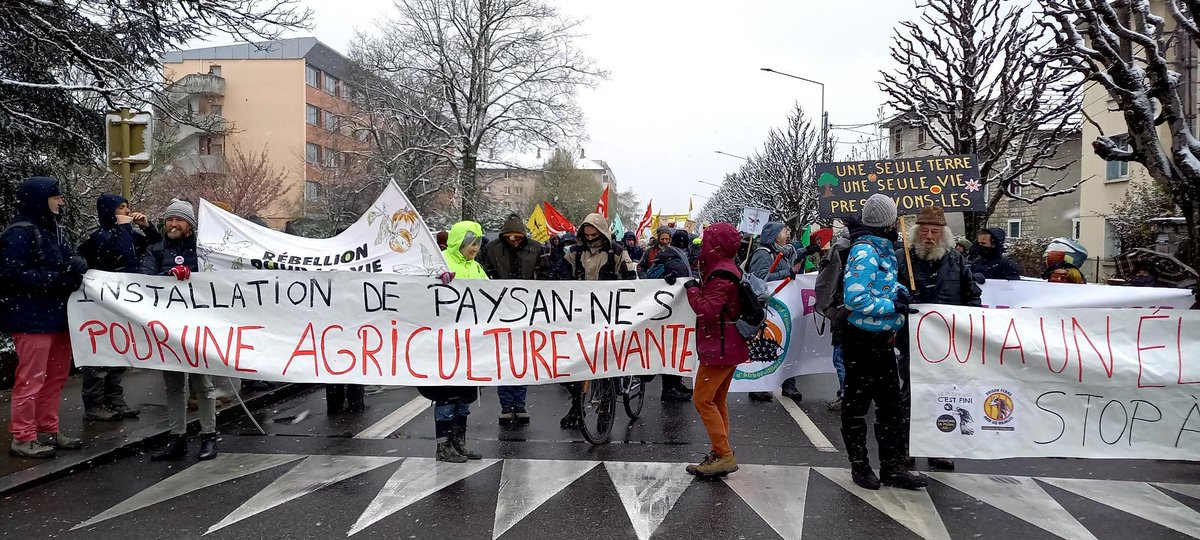 lessoulevements's tweet photo. Aux @JardinsVaites à Besançon 400 personnes sont en train de reprendre la terre et de la cultiver pour la protéger du bétonnage ! 

Amap-pirate, assemblée des jardins, visite du quartier et travaux agricoles, y en a pour tout les gouts, rejoignons les donc ! https://t.co/doDtC1hDTW