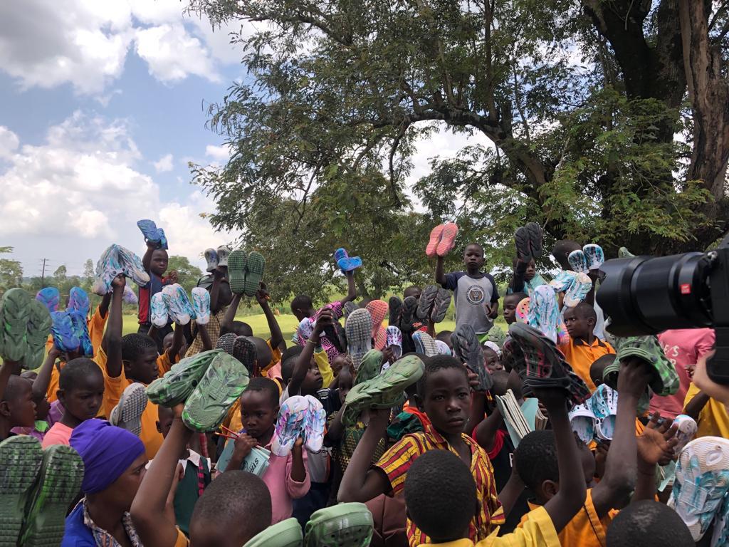 bin_oshabe's tweet photo. Yesterday, I attended a donation function to the learners of Buwaaya P/s

The fundraiser was headed by @AmaraPeace13 where each learner got a pair of shoes, 6 books, pencils, a sharpener &amp; a rubber. Adults got clothes &amp; other items. 

Thank you to all who joined in. https://t.co/OmVhM69MkZ