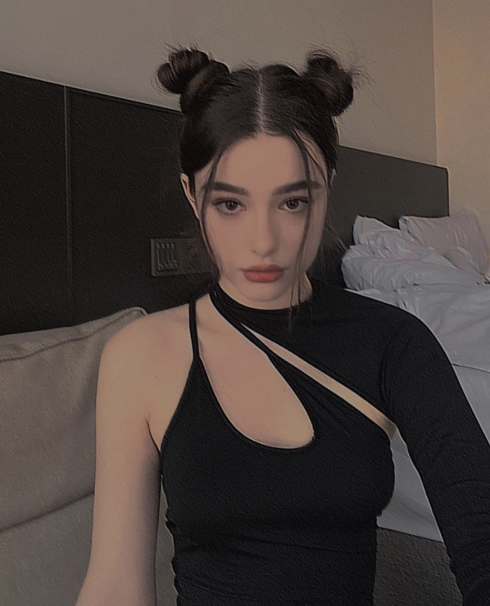 dashakaaa's tweet photo. Black tops are my favorite part of my closet. What's your favorite piece of clothing? https://t.co/ppuJfHEjY3