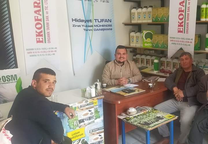 HidayetTufan1's tweet photo. 📍Demir İletişim,
Sahibi Halit DEMİR ile Yassıcalı Köyünden mısır üreticimiz İsmail DİNLER abimiz iş yerimizi ziyarete geldi...✍️
Mısır #ekimi, #bakımı ve #gübreleme konusunda tavsiyelerde bulundum.
#Üretici ve #emekçi kardeşlerimizin yanında olduk, olmaya devam ediyoruz. https://t.co/4ojZCkxPRn