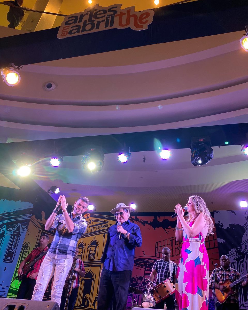 TeresinaShopp's tweet photo. Sextou com #ArtesEmAbrilThe e o show de estreia incrível do @melhordetrespi 🧡🎵

Obrigado #Teresina por essa energia incrível! HOJE tem mais! https://t.co/ZbQk8Jnn7p