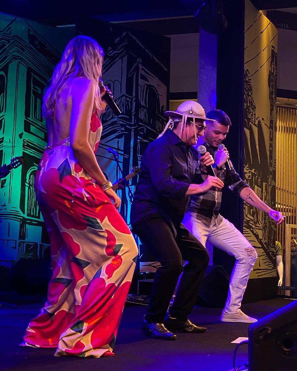 TeresinaShopp's tweet photo. Sextou com #ArtesEmAbrilThe e o show de estreia incrível do @melhordetrespi 🧡🎵

Obrigado #Teresina por essa energia incrível! HOJE tem mais! https://t.co/ZbQk8Jnn7p