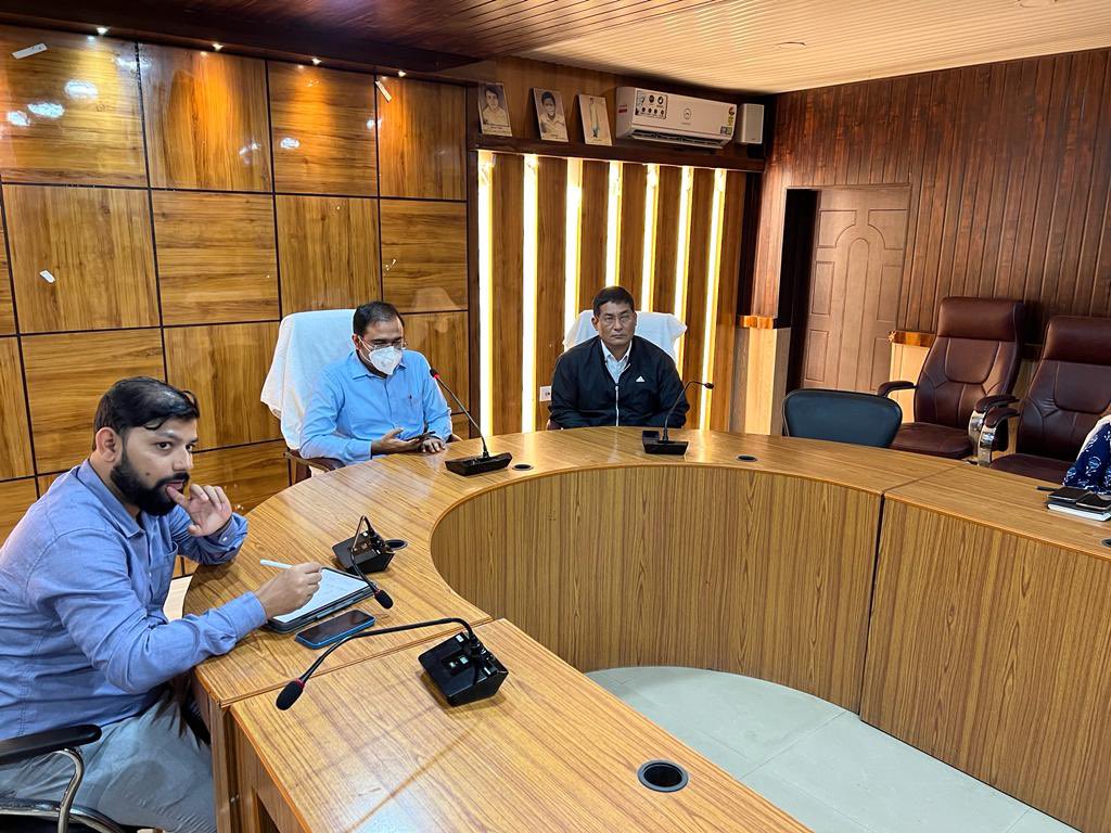 PradanBaruah's tweet photo. জোনাইৰ মুৰ্কংচেলেকত স্থাপিত 'আদৰ্শ বিদ্যালয়'ৰ নামভৰ্তিৰ প্ৰক্ৰিয়া, বিদ্যালয়ৰ সম্পূৰ্ণ শৈক্ষিক পৰিৱেশ, যথোপযুক্ত পাঠ্যক্ৰম আৰু ফলাফলৰ মানদণ্ড উন্নতকৰণ আদিৰ সন্দৰ্ভত আজি @DhemajiDC, @SDOcivilJonai, #IS, #DEEO  ৰ সৈতে এক বৈঠকত মিলিত হওঁ।

@CMOfficeAssam 
@ranojpeguassam https://t.co/mVWw6rZbYj