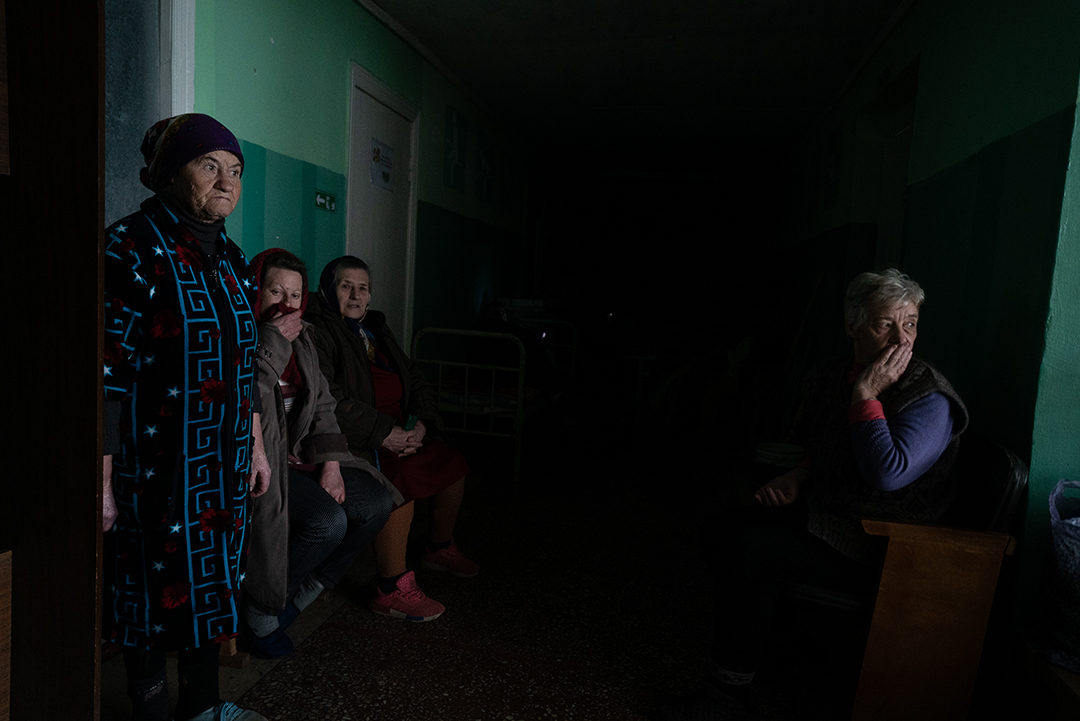 Injured elderly people in a evacuation point near #Chernihiv. They can't go back to their homes, many don't even exist anymore and staying in the area can be deadly.
#ukraine #war #ukraine2022 #ukrainenow #reportage #warinukraine #Украине #frontline #Украина #photography