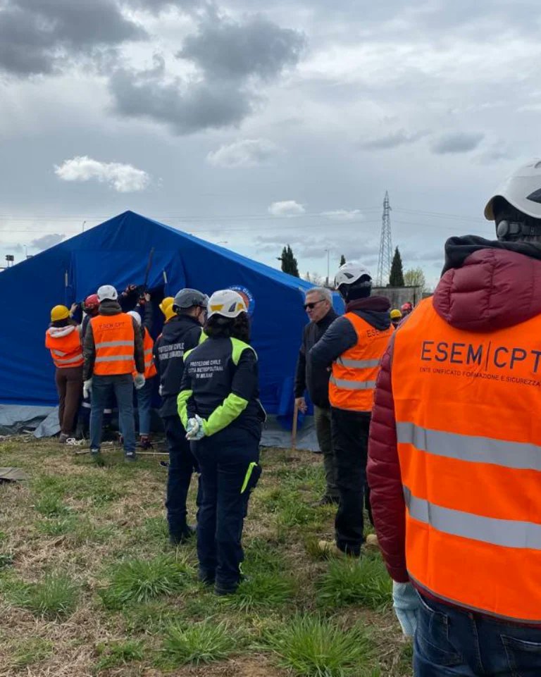 EsemCpt's tweet photo. Allestimento modulo tende emergenziale  della Protezione Civile di Milano con il coinvolgimento degli studenti della classe 5 itt cat Bazzi e una delegazione di @EsemCpt  presso il campo prove esem-cpt Comune di Pioltello #PROTEZIONECIVILE #Milano https://t.co/irpW0fiW55