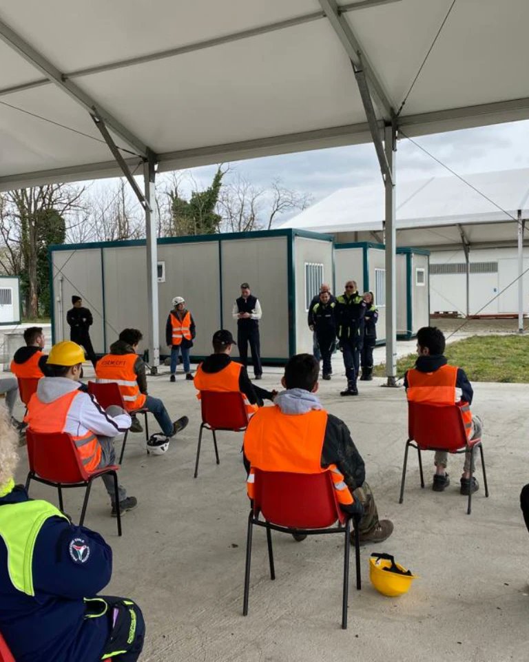 Allestimento modulo tende emergenziale  della Protezione Civile di Milano con il coinvolgimento degli studenti della classe 5 itt cat Bazzi e una delegazione di <a href="/EsemCpt/">ESEM-CPT</a>  presso il campo prove esem-cpt Comune di Pioltello #PROTEZIONECIVILE #Milano