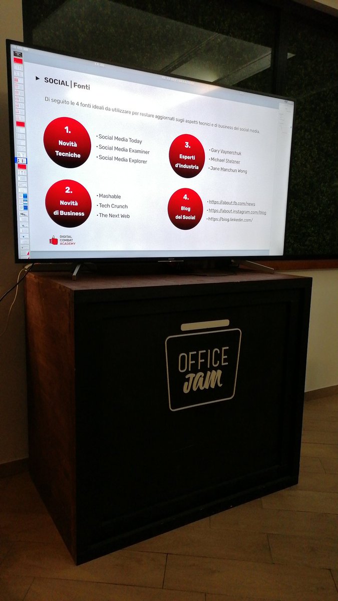 Oggi cominciano le lezioni della DCA a Roma: prima lezione sui Social Media con @federicosbandi 🥊

#digitalcombatacademy #DCAroma2022