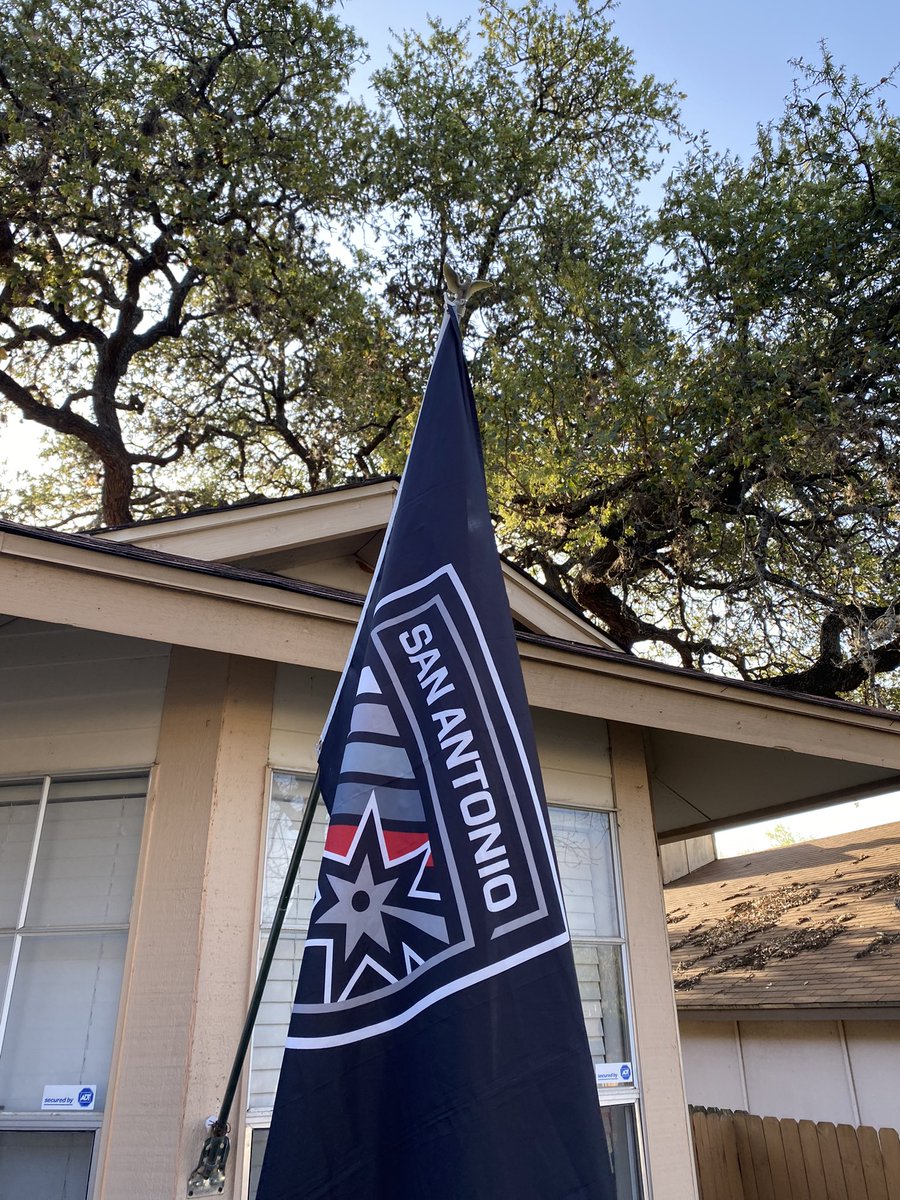 R0yceTheV0ice's tweet photo. It’s a @sanantoniofc game day! Let’s see those #FlagsUp! #SAFCFlagsUp #Defend210 #VivaSAFC #LosGatosBlancos https://t.co/zZFhAl4Jip