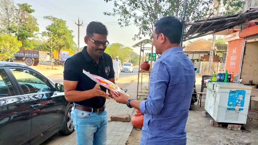himanshupunsari's tweet photo. યુવા અને સતત પ્રવૃત્તિશિલ અરવલ્લી જિલ્લાના પોલિસવડા શ્રી સંજય ખરાત (IPS) એ આજે જન સંપર્ક કાર્યાલયની શુભેચ્છા મુલાકાત લીધી. https://t.co/TEtzEAHQrg