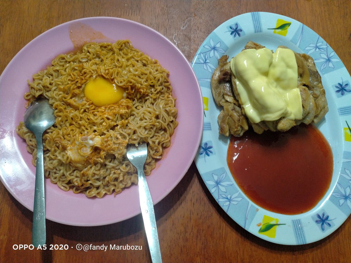 OfficialFandy's tweet photo. Rezeki supper+sahur... Alhamdulillah... @nazrry80 aq curi ayam hg... Hahahhahaha.. recook balik nah😆😆😆😆 #PJJ #1stSahur #familyvalues https://t.co/ctG2n1tHjN