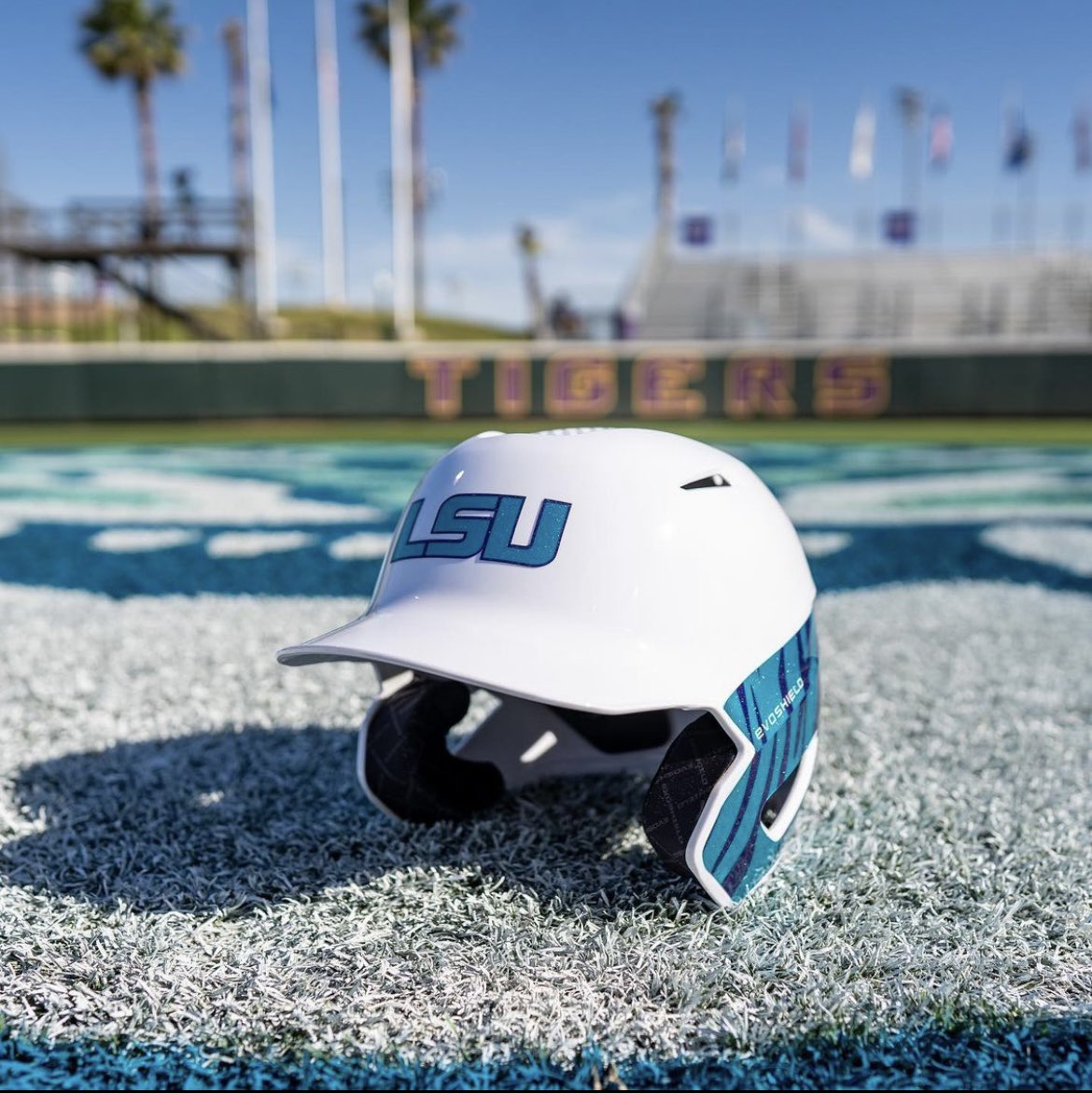 LLefty18's tweet image. The @SEC &amp;amp; a bunch of other teams are all turning teal today to bring awareness to Ovarian Cancer. Every team will be honoring Alex Wilcox, former @HailStateSB player. Follow along all day @geauxteal for info, symptoms, &amp;amp; advocacy for OVC. #geauxteal #AllForAlex #NoOneFightsAlone