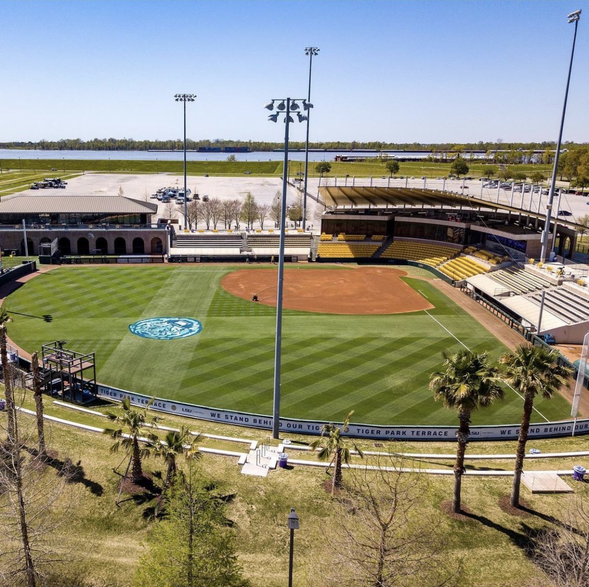 LLefty18's tweet image. The @SEC &amp;amp; a bunch of other teams are all turning teal today to bring awareness to Ovarian Cancer. Every team will be honoring Alex Wilcox, former @HailStateSB player. Follow along all day @geauxteal for info, symptoms, &amp;amp; advocacy for OVC. #geauxteal #AllForAlex #NoOneFightsAlone