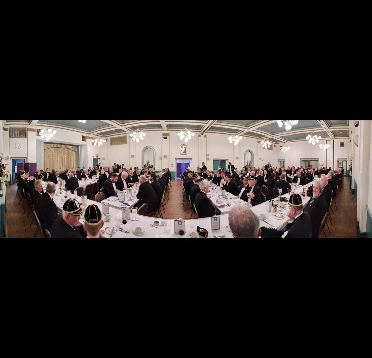 Over 200 for the Festive Board at Consecration. Not a bad turn out. Mostly current or ex rugby players so it'll likely be a nice quiet dinner. 👀

#UoRL #Consecration #Freemasons #Leicestershire&amp;Rutland