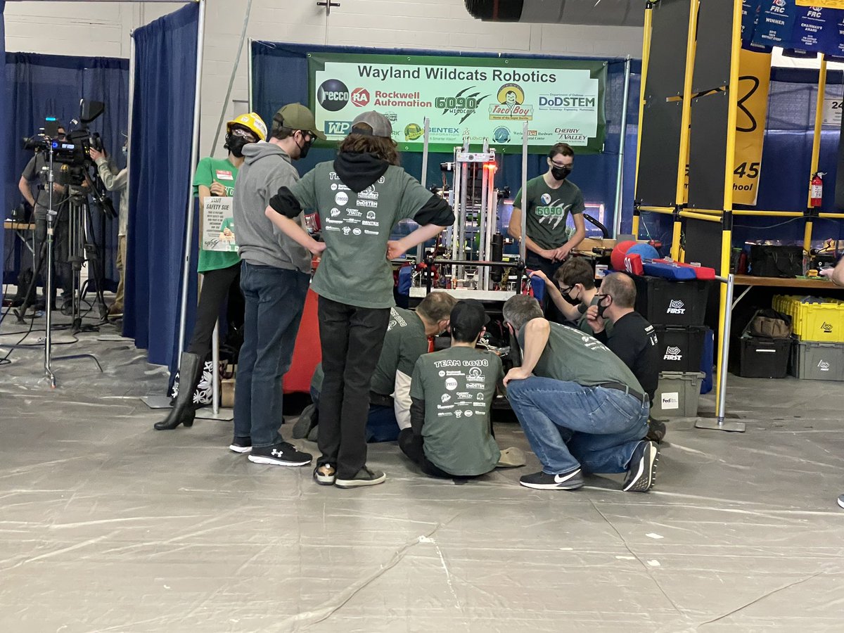 wildcats6090's tweet photo. Pit crew and code are hard at work to make our robot the best it can be. https://t.co/74RL7dgaNJ