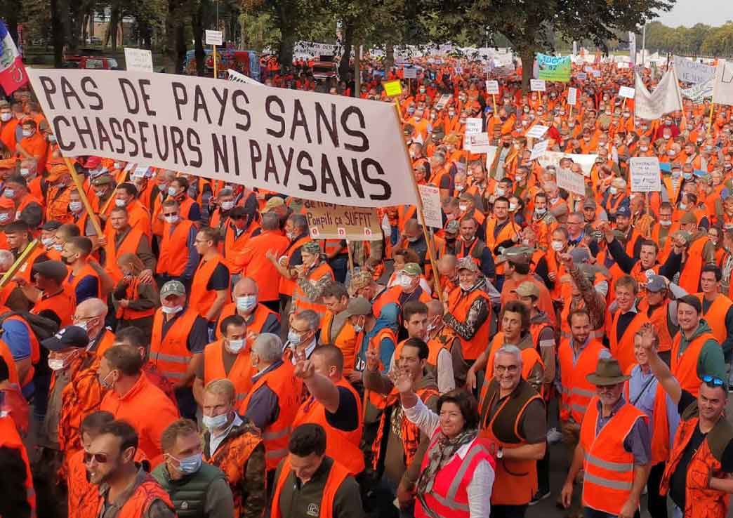 ChasseDva's tweet photo. Une manif de chasseurs vs une manif anti-chasse 🤔 À part ça 82% des français sont anti chasse à courre 😂

@ChasseursFrance @chasseacourre https://t.co/knQc2Y7J1n