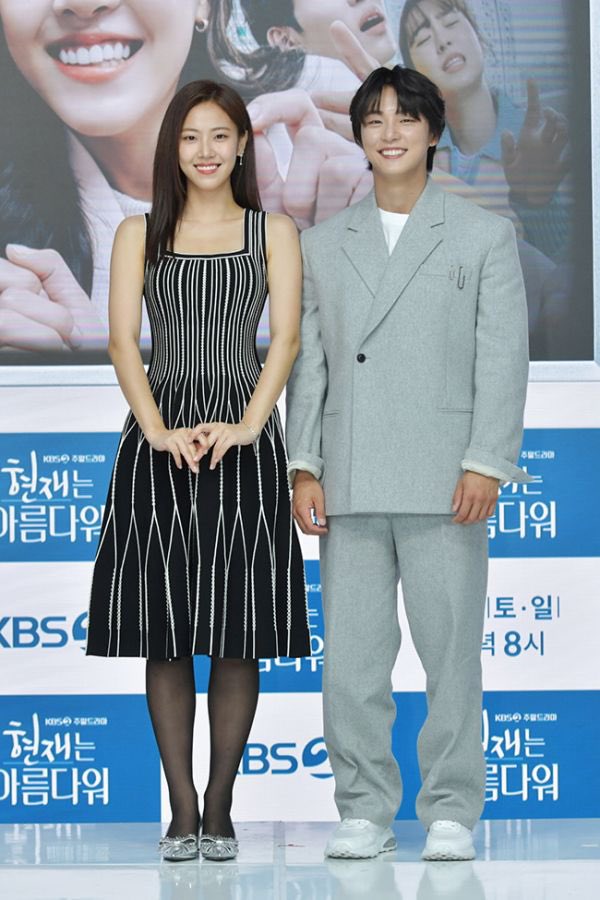 shiyoonbr's tweet photo. 📸¦ O #YoonShiYoon e a #BaeDaBin ontem (01/04) na coletiva de imprensa de seu novo drama #ItsBeautifulNow 

[#] #YoonSiyoon  #윤시윤 #ユンシユン #尹施允  #국제커플 #예능 #김원희  #박준형  #RightNowIsBeautiful https://t.co/VET2vig993