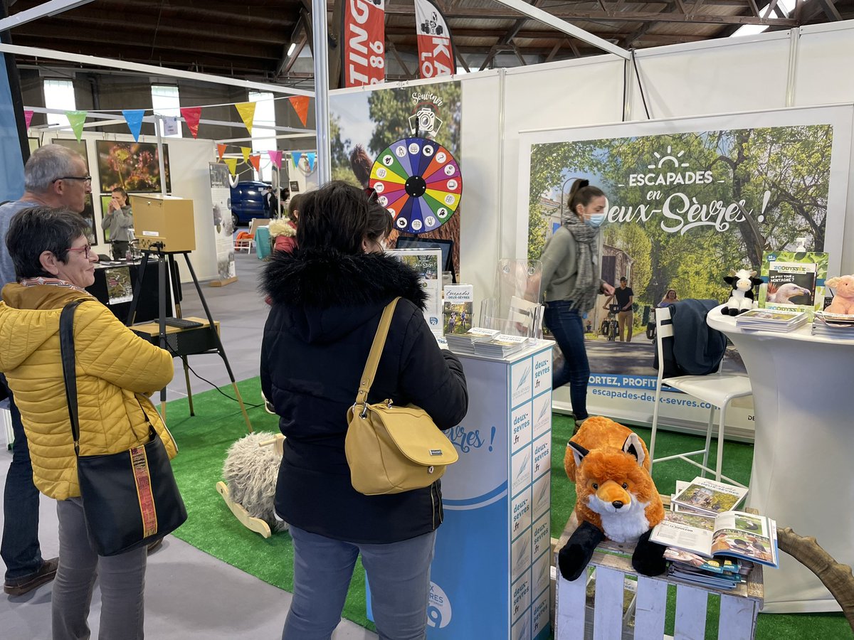 MarquePoitou's tweet photo. Visite inaugurale du salon du tourisme en #Poitou "Proxi'Loisirs" à #Poitiers. Rendez-vous stand 46 pour découvrir la richesse touristique de la #Vienne et des #DeuxSèvres ! https://t.co/NXvrkkDqMq