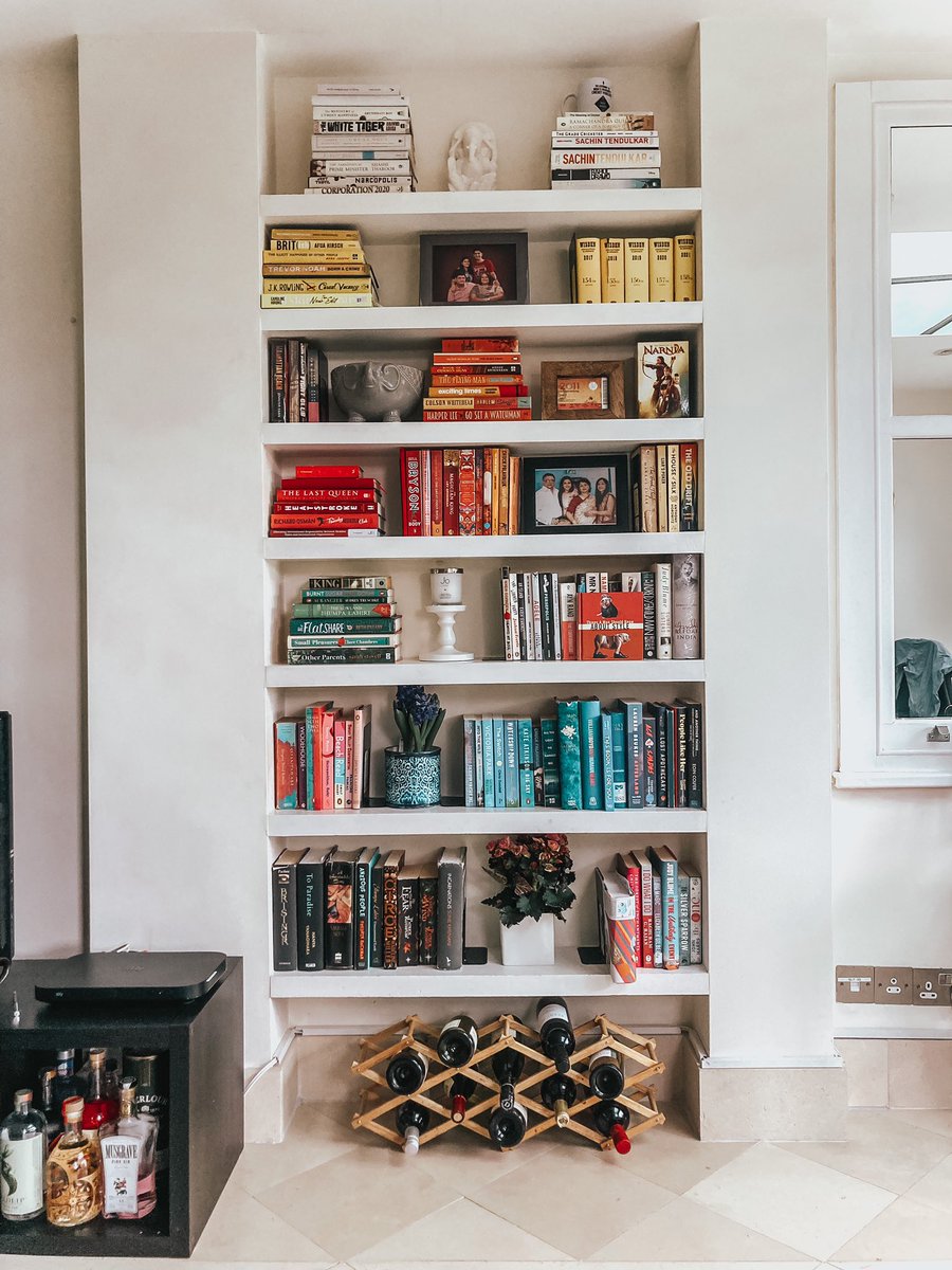 FashionFrappes's tweet photo. Before and after (I an very pleased with myself 😃) 

#bookshelfstyling https://t.co/KJuSdgD36K