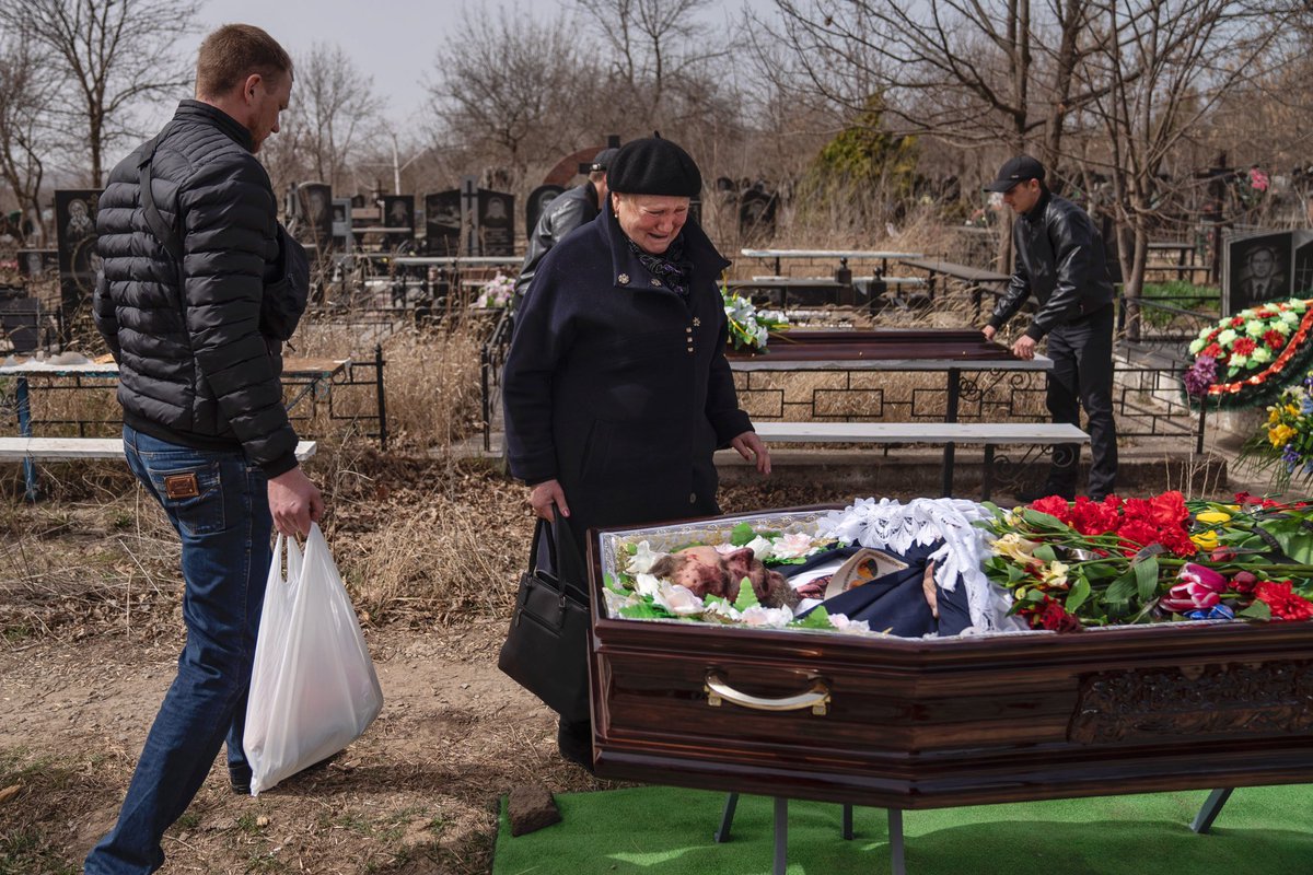 mrchavezphoto's tweet photo. A funeral was held for Andrii Tanulin who was mourned by his family. Tanulin was one of at least 28 killed in a cruise missile attack in Mykolaiv. Dozens are still missing in the rubble of the gov bldng that was hit. #UkraineRussiaWar #photography https://t.co/UCgD7KqdZw