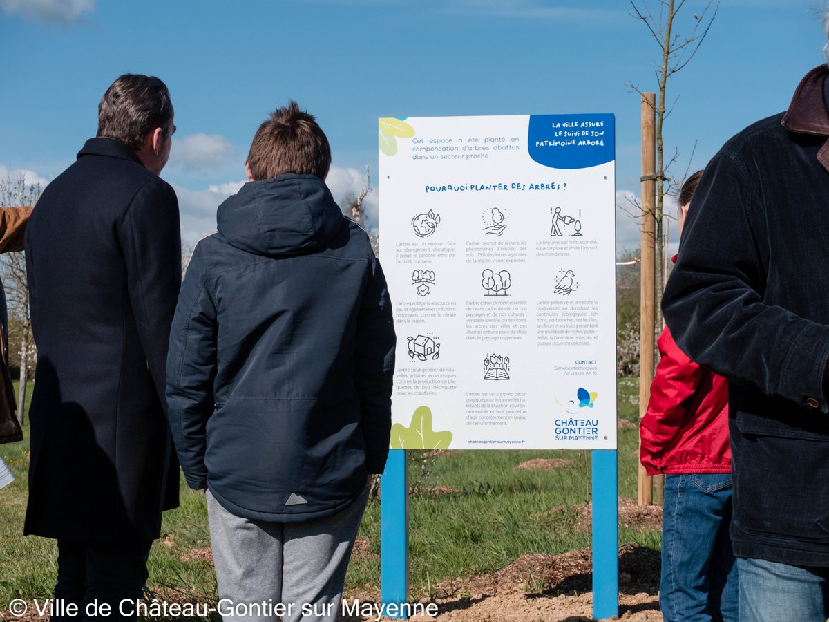 chateau_gontier's tweet photo. En compensation des #arbres abattus Av. Joffre et Quartier des Sablonnières, les #enfants du #CME viennent de planter 5 arbres près de l'Espace #JacquesBrel à #SaintFort ! 🌳🌱 https://t.co/01VpisHRrU