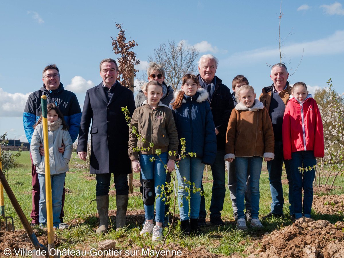 chateau_gontier's tweet photo. En compensation des #arbres abattus Av. Joffre et Quartier des Sablonnières, les #enfants du #CME viennent de planter 5 arbres près de l'Espace #JacquesBrel à #SaintFort ! 🌳🌱 https://t.co/01VpisHRrU
