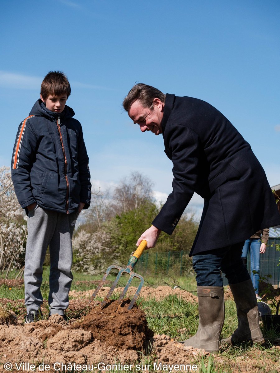 chateau_gontier's tweet photo. En compensation des #arbres abattus Av. Joffre et Quartier des Sablonnières, les #enfants du #CME viennent de planter 5 arbres près de l'Espace #JacquesBrel à #SaintFort ! 🌳🌱 https://t.co/01VpisHRrU