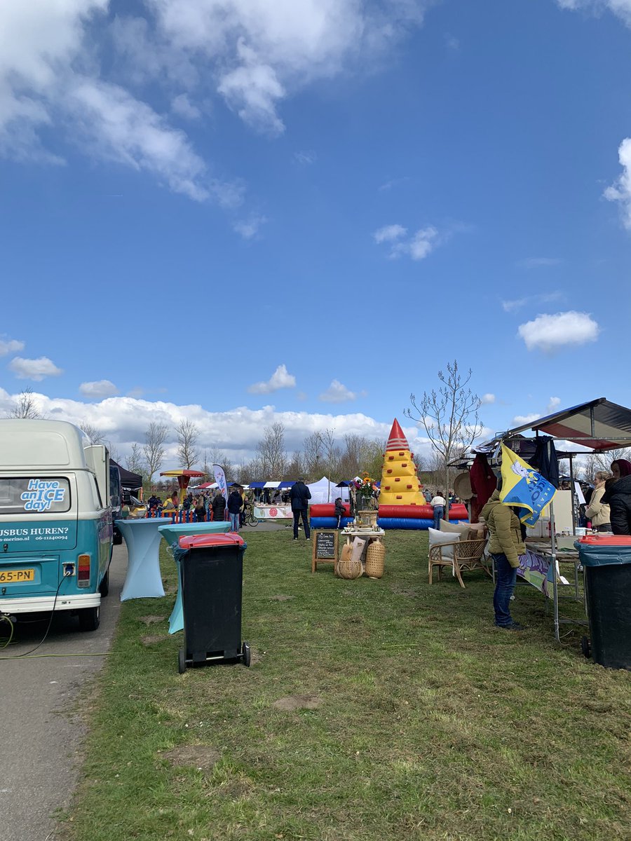 Net de lentefair in park Triangel geopend. Mooi om te zien hoe de bewoners dit zelf hebben georganiseerd! #waddinxveen