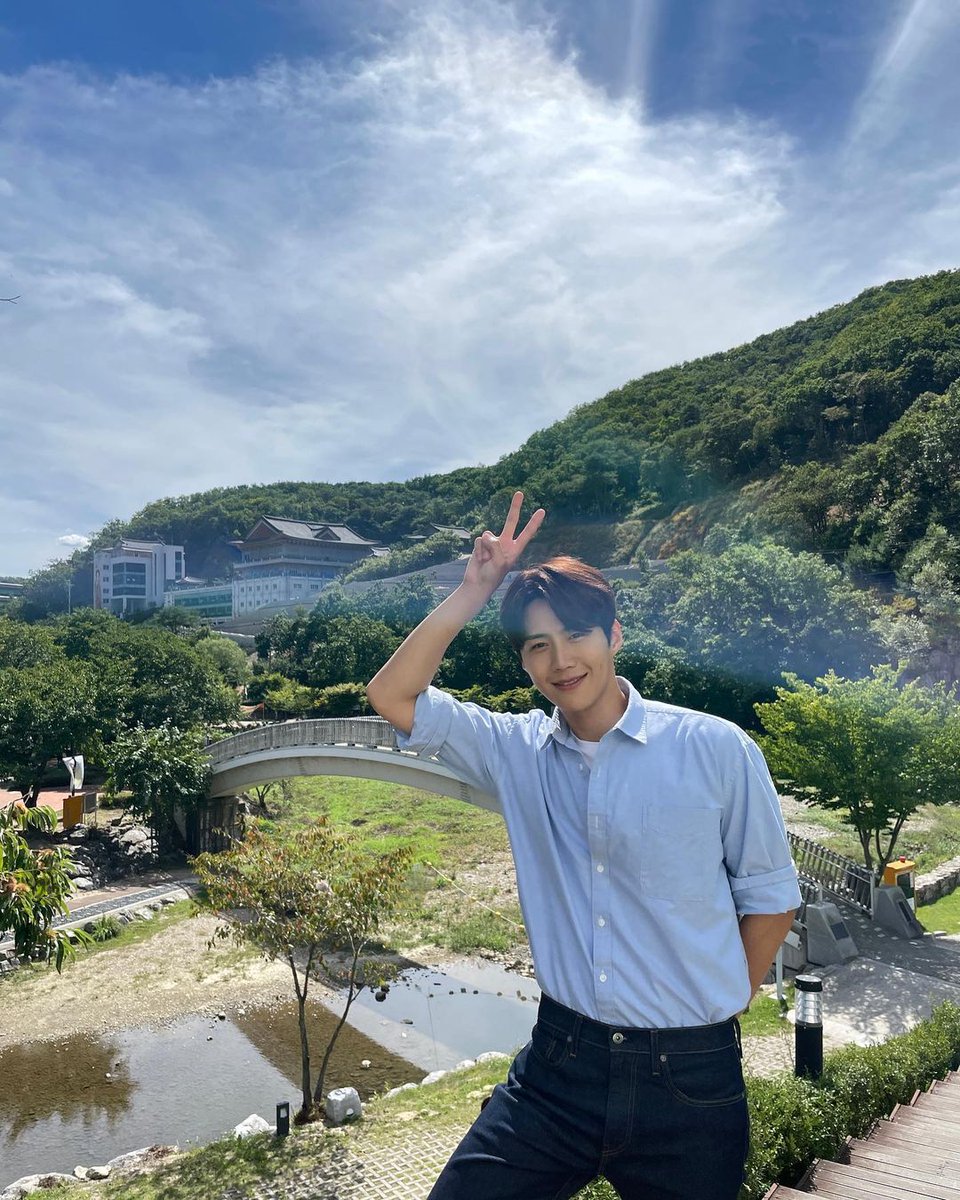seonhohohorayyy's tweet photo. KIM SEONHO WITH HIS SIGNATURE POSE 😭✌🏻😭✌🏻😭✌🏻😭✌🏻 https://t.co/wRsA9cJlla