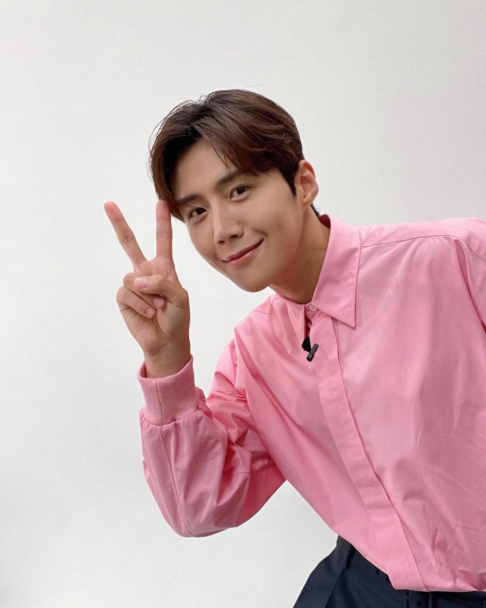 seonhohohorayyy's tweet photo. KIM SEONHO WITH HIS SIGNATURE POSE 😭✌🏻😭✌🏻😭✌🏻😭✌🏻 https://t.co/wRsA9cJlla