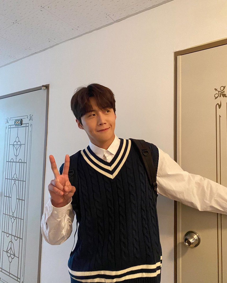 seonhohohorayyy's tweet photo. KIM SEONHO WITH HIS SIGNATURE POSE 😭✌🏻😭✌🏻😭✌🏻😭✌🏻 https://t.co/wRsA9cJlla