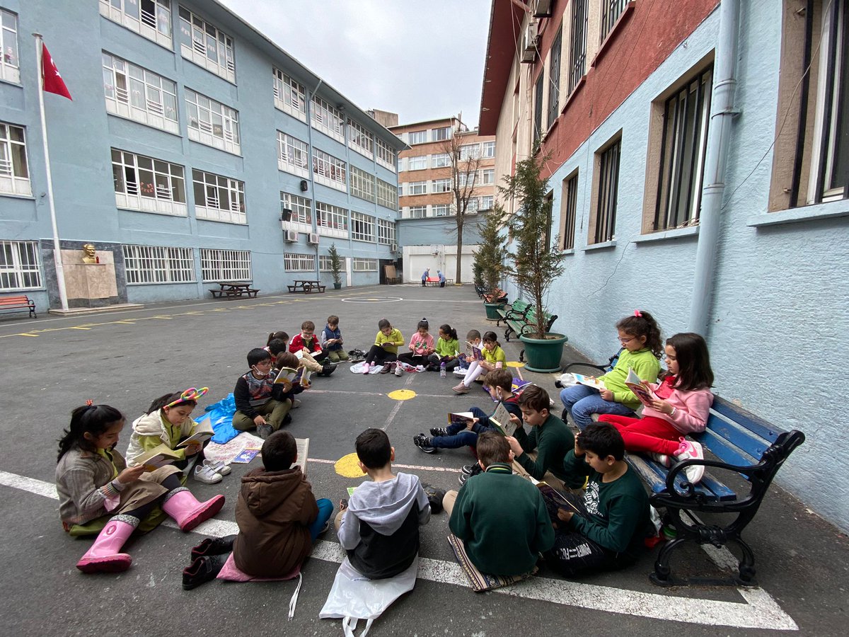 2/B ve 2/E sınıfı öğrencileri Kütüphaneler Haftası kapsamında okul bahçesinde kitaplarını okudular. Öğrenciler hem güzel havanın tadını çıkarttılar, hem de en değerli arkadaşları kitaplarıyla hoşça vakit geçirdiler. <a href="/tcmeb/">Millî Eğitim Bakanlığı</a> <a href="/memleventyazici/">Levent Yazıcı</a> <a href="/istanbulilmem/">İstanbul İl Millî Eğitim Müdürlüğü</a> <a href="/mucipkina/">Mucip KINA</a> <a href="/FatihilceMEM/">Fatih İlçe Millî Eğitim Müdürlüğü</a>