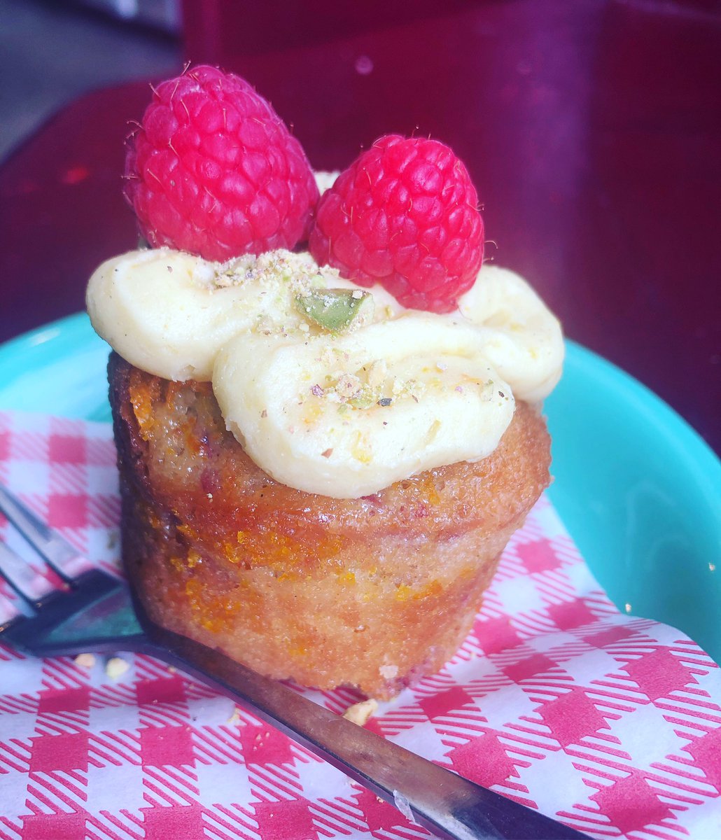 theliftcafe's tweet photo. ❄️summer is here❄️ New summer opening hours start today - open until 5pm at the weekends. Here’s a cute little raspberry, orange and cardamom cake to tempt you down here! #theliftcafe #theleaslift #folkestone #folkestonefood #lowerleascoastalpark #folkestoneseafront https://t.co/8gXB5vxn12