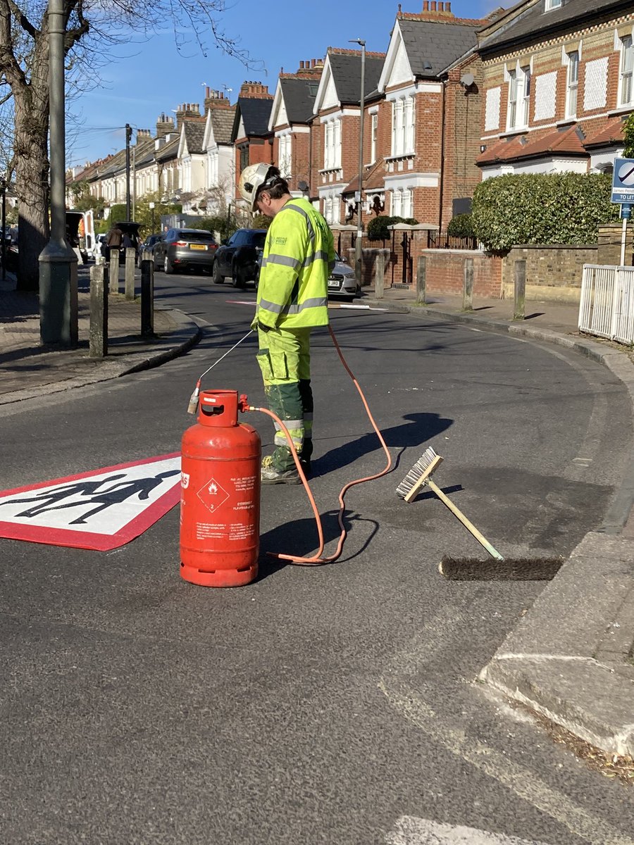 NightingaleSMcD's tweet photo. Pleased to see request for warning signs at well used crossing place on Balham Park Road to Wandsworth Common being actioned #TrinityActionTeam #WandsworthConservatives https://t.co/vCAUVPQ3Fl