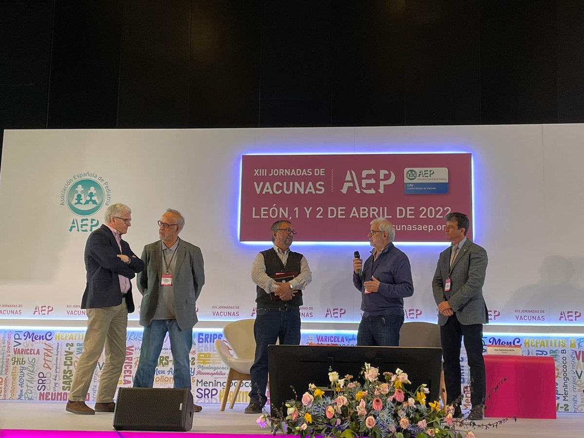 El miembro senior de <a href="/elgipi/">El gipi</a>, Manolo Merino, recibiendo un merecido homenaje en León por parte de los popes de la Pediatría española por su participación en el <a href="/CAV_AEP/">Comité Vacunas e Inmunizaciones-AEP</a> <a href="/aepediatria/">AEP</a> <a href="/lcblesa/">lcblesa</a> <a href="/angel_h_merino/">Ángel Hernández</a>