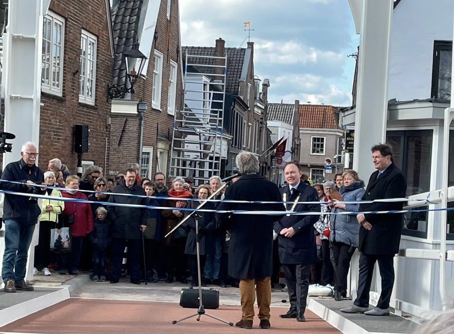 PvdA Stichtse Vecht is blij met de opening van de nieuwe brug in Breukelen. Het is de gemeente gelukt om vóór het vaarseizoen alles af te hebben. En wat is deze brug mooi…