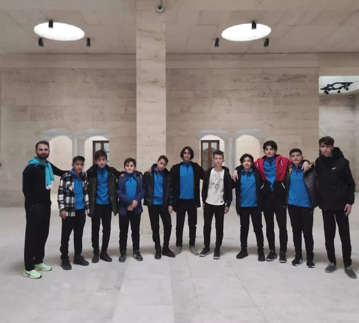 Futsal takımımız Kırşehirde yapılan OrtaokullarArası Grup Maçlarında, Grubundan namağlup çıkarak Türkiye yarıfinallerine gitmeye hak kazandı.Yıldızlar futsalda son 32 arasına kalan öğrencilerimizi ve Öğretmenimiz Abdulselam Karharmanı tebrik eder, başarılarının devamını dileriz.