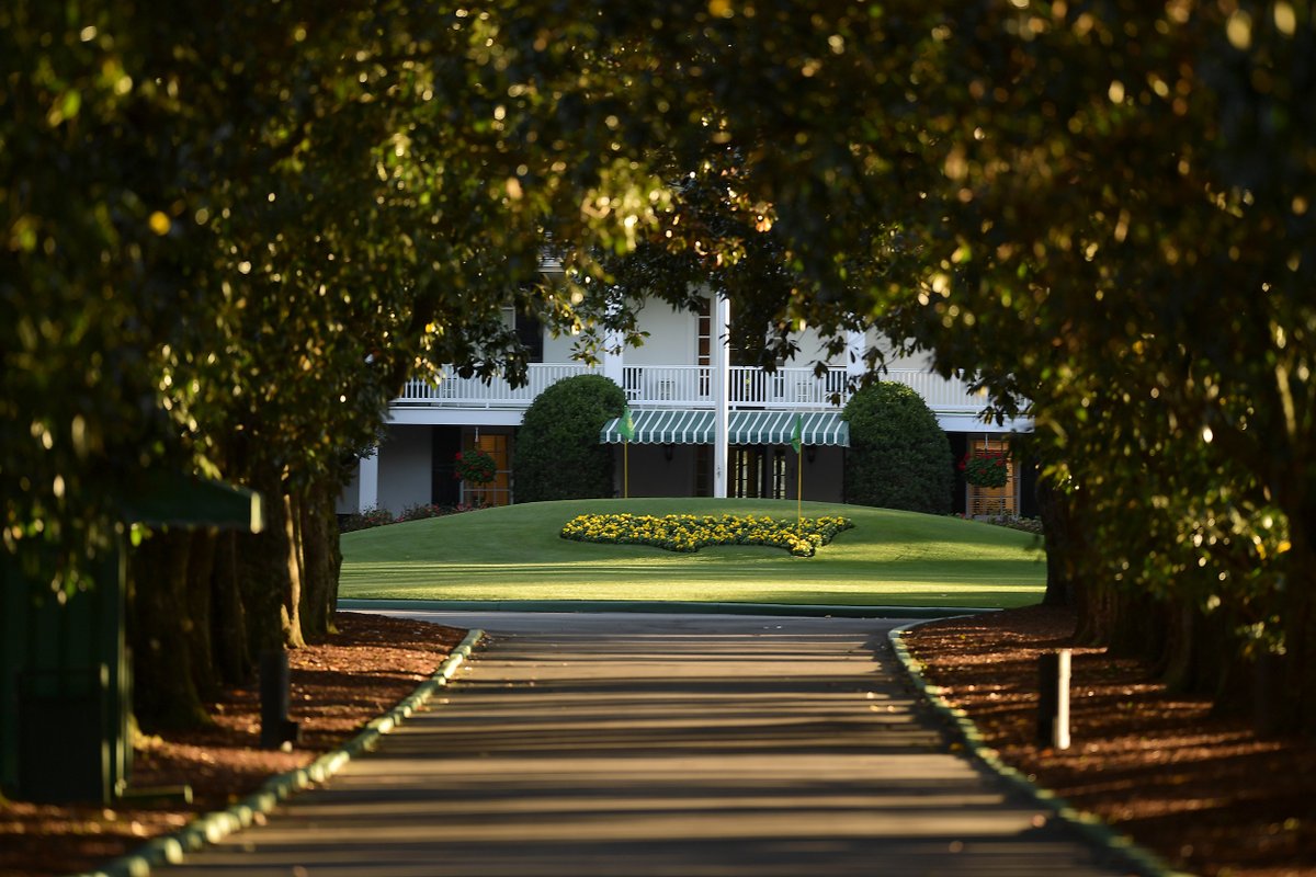 GolfChannel's tweet photo. Good morning from Magnolia Lane at Augusta National! 🌅 

@anwagolf | #ANWAgolf https://t.co/Xz11WovQpl