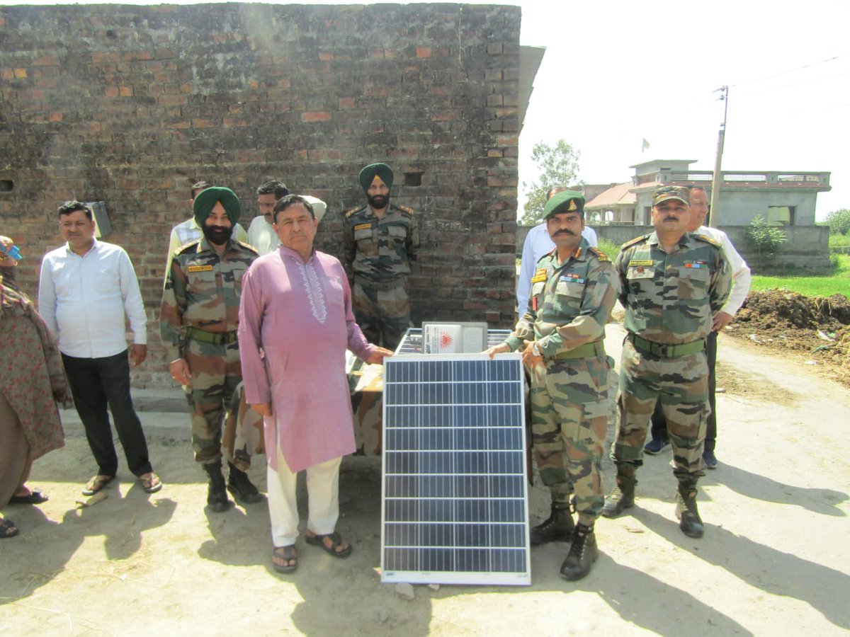 prodefencejammu's tweet photo. #IndianArmy
Chenab Brigade of #TigerDivision donated Solar street lights for the public in Pargwal area of Jammu. This effort enhanced security & public convinience and was highly appreciated by locals.
#GreenEnergy
#ArmyForAwam
@SpokespersonMoD
@adgpi @diprjk @PIBSrinagar https://t.co/0F2dbRTFu9