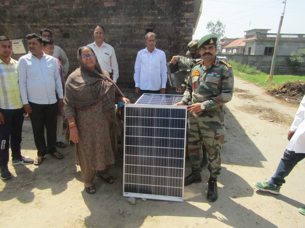 prodefencejammu's tweet photo. #IndianArmy
Chenab Brigade of #TigerDivision donated Solar street lights for the public in Pargwal area of Jammu. This effort enhanced security & public convinience and was highly appreciated by locals.
#GreenEnergy
#ArmyForAwam
@SpokespersonMoD
@adgpi @diprjk @PIBSrinagar https://t.co/0F2dbRTFu9