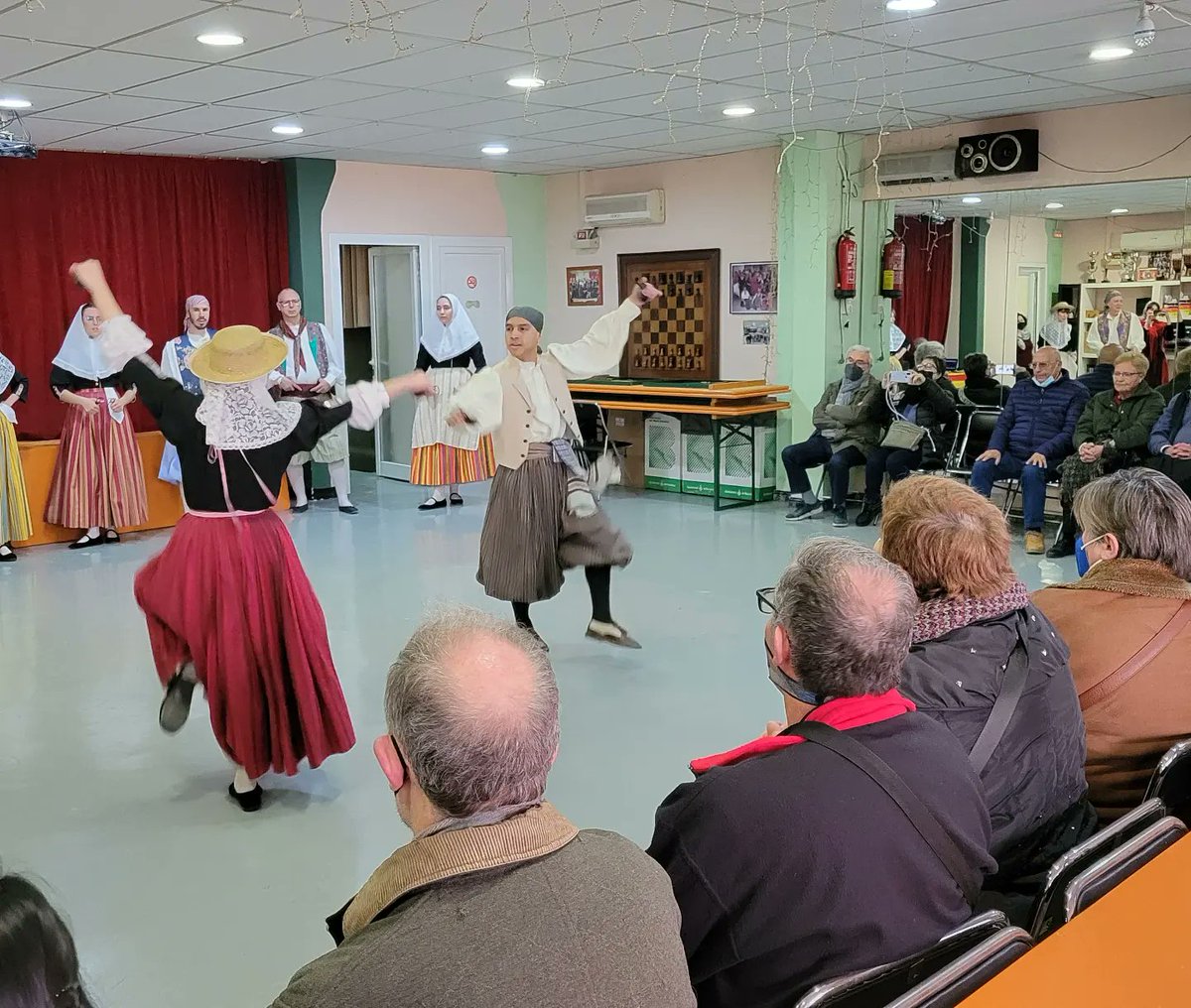 Moltes gràcies Esbart Renaixença! Hem gaudit molt de balls i danses. 💛✊️➕️ #avlafrança #poblesec #esbartrenaixença