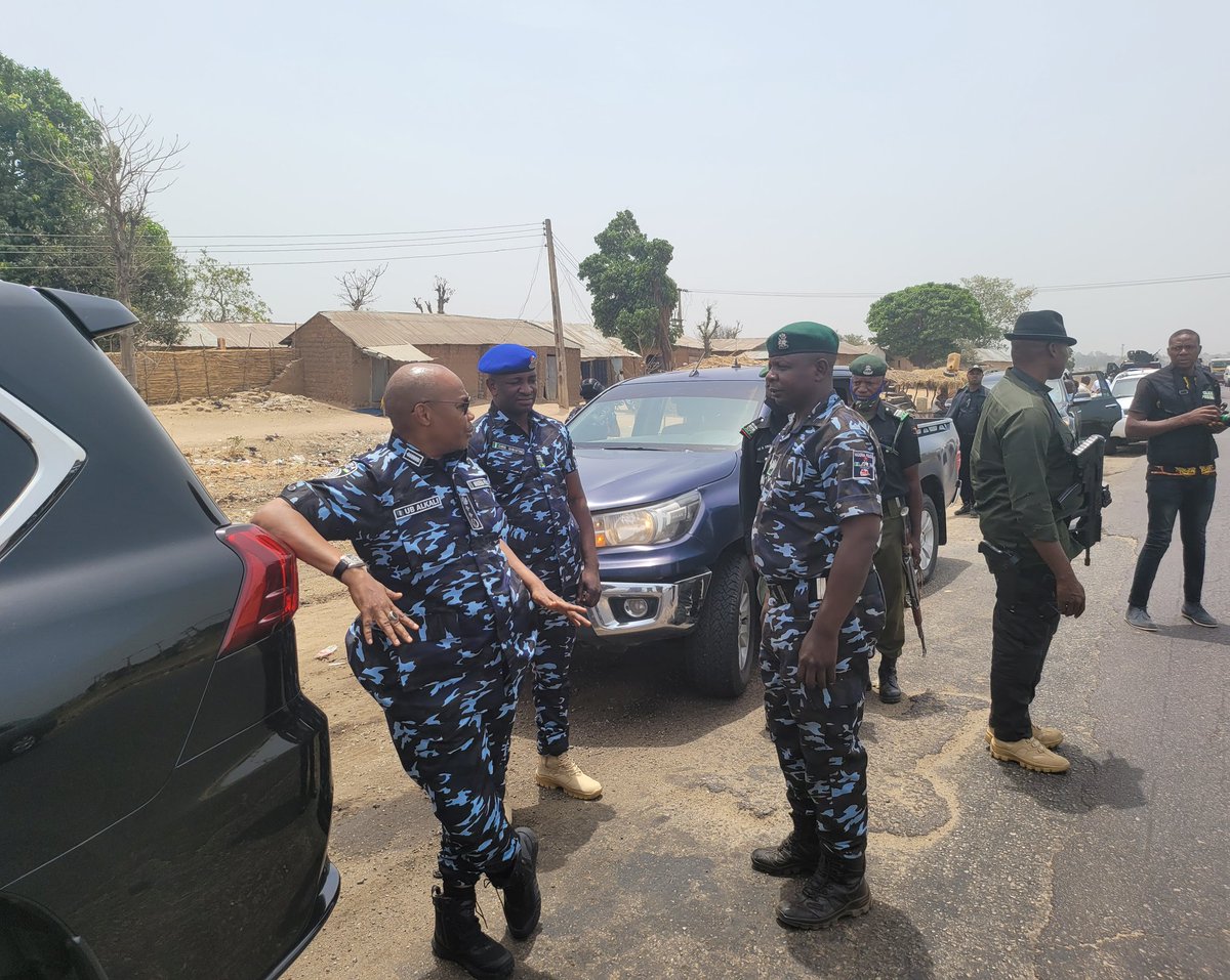 Princemoye1's tweet photo. Banditry: IGP Patrols Abuja-Kaduna Road, Deploys Heavily Armed Tactical Squads. 
IGP Usman Alkali Baba is presently on patrol along Abuja-Kaduna Expressway with some senior officers and men with a view to ascertaining adequate deployment of men and assets https://t.co/YbeH5BRRxr