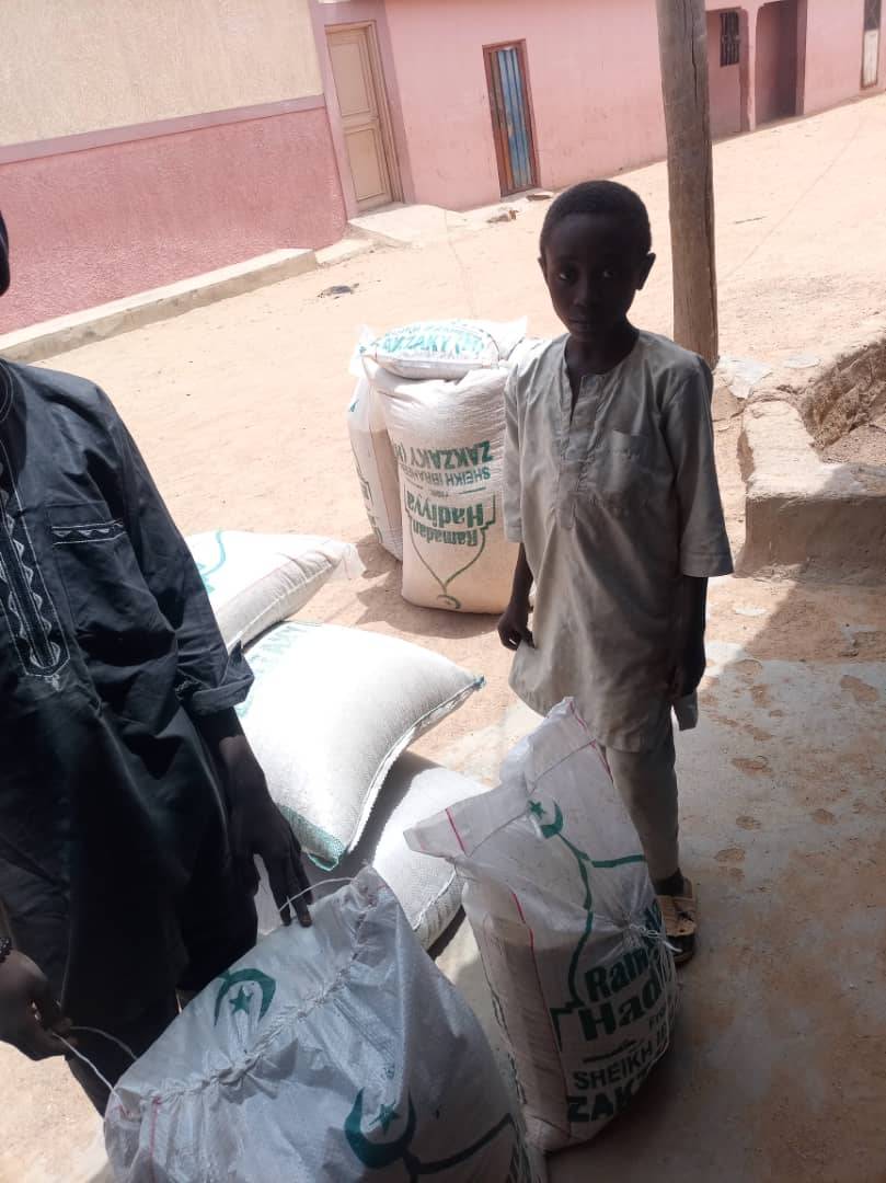 ZNaseer45's tweet photo. The leader Sheikh Ibraheem Zakzaky  (H) has directed the distribution of  foodstuffs to the less-privileged  to enable them to mark the beginning of this year’s 2022 Ramadan season with ease. 

Szakzakyoffice 
30/03/2022. 

#Ramadan 
#RamadanMubarak 
#Ramadan2022 https://t.co/cQqVwla7lj