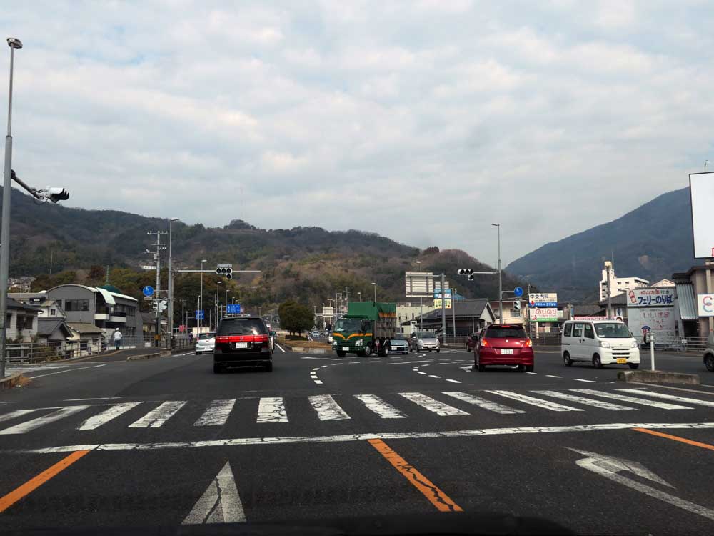 国道185号阿賀。1998年と2022年。 古い方の右側の道路が185号で