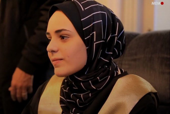 TFilastin's tweet photo. 🇵🇸 A cause du terrible drame qu'elle a vécu avec le massacre de toute sa famille par les Israéliens, Zainab s'est sentie incapable de fêter son succès universitaire et d'assister à la cérémonie de remise des diplômes. La Faculté a alors organisé un service spécial à son domicile https://t.co/KEkMfYCoa3