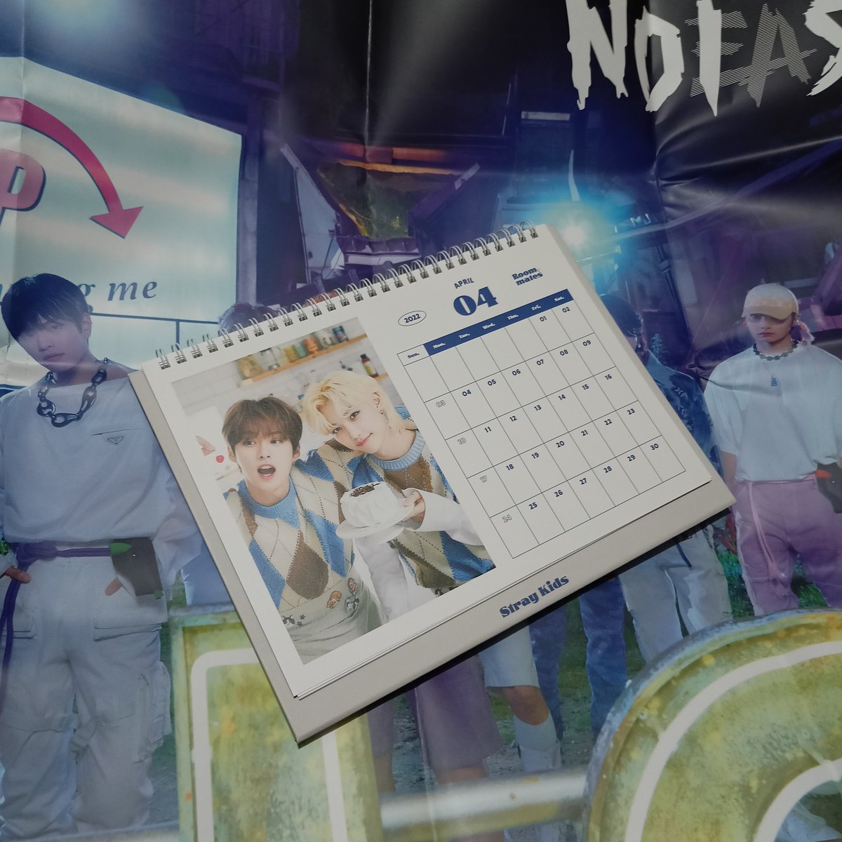 missmzbungee's tweet photo. Received my #StrayKids desk calendar bought tingi from @SurfinShopPH. OMG. It was safe, secure and LOOKS SO PRETTY. Plus a No Easy poster as a gift too. ❤️ Thank you so much for the smooth transaction. Definitely recommend! 
#SSPFeedback https://t.co/soRIfx9toS