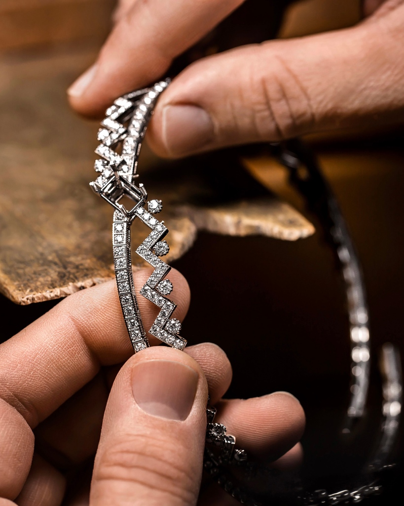 Dior's tweet photo. Representing a fusion of couture codes with the prestige of #DiorHauteJoaillerie, discover 'Galons Dior', the new 81-piece collection https://t.co/MmKvQN8D1F by Victoire de Castellane. And stay tuned for the upcoming #DiorSavoirFaire video.
© Pol Baril https://t.co/flninDgGPz