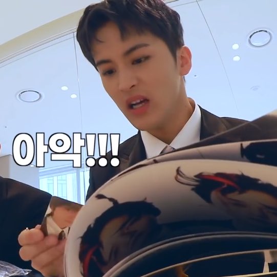 Ieemarkees's tweet photo. mark’s reaction whenever he pulls a haechan pc lmao such a haechan magnet https://t.co/wCInPEzwKk